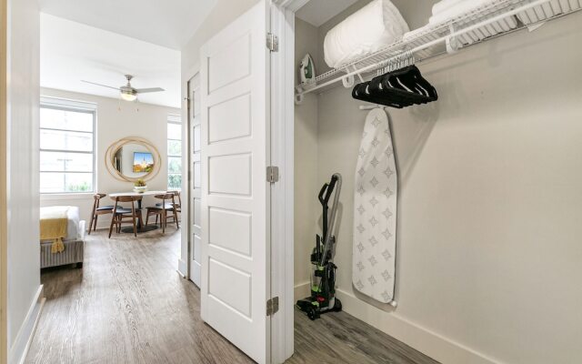 Elegant Studio Near French Quarter