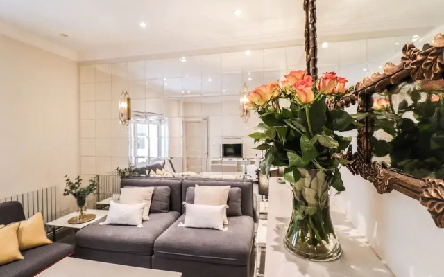 Beautiful Kensington Garden Apartment