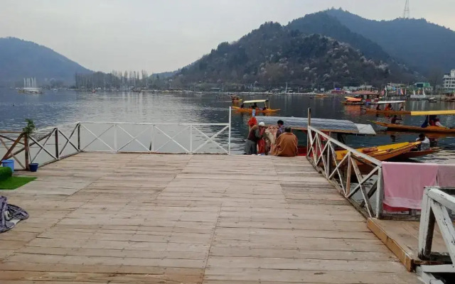 Mughal E Azam Houseboats