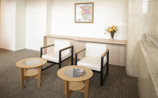 PLAZA EAST CABIN - Caters to men