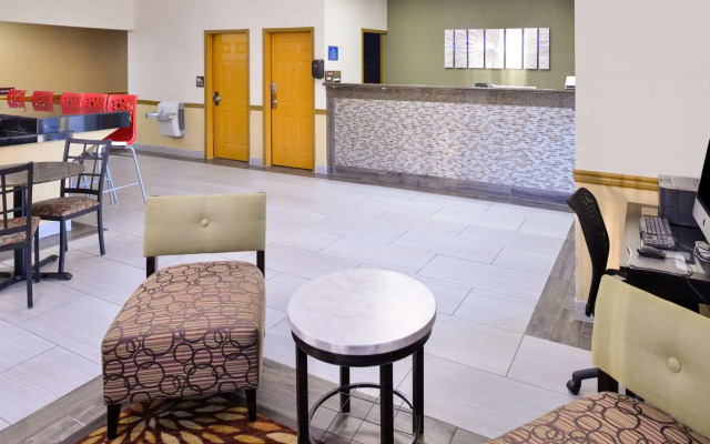 Red Roof Inn & Suites Clinton, MS