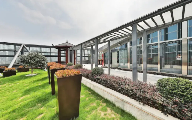 Pesht Premier Hotel