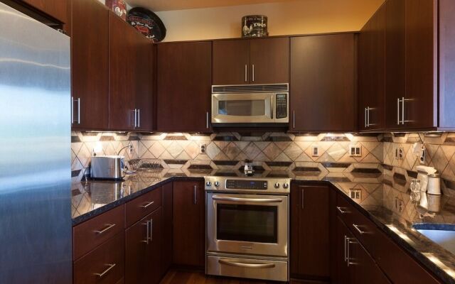 NEW Condo Downwider with Hot Tub, Minutes Away from The Columbia River Gorge by RedAwning