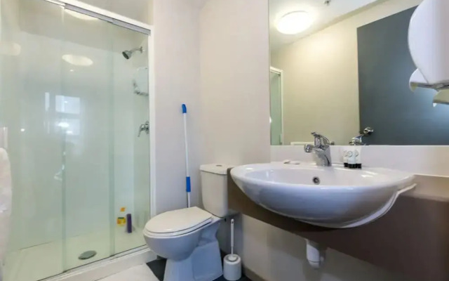 Light Filled Modern 1 Bedroom Apartment