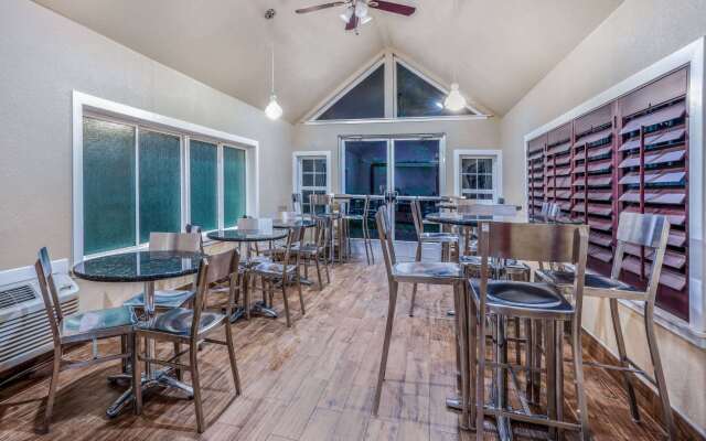 Days Inn & Suites by Wyndham Greeley