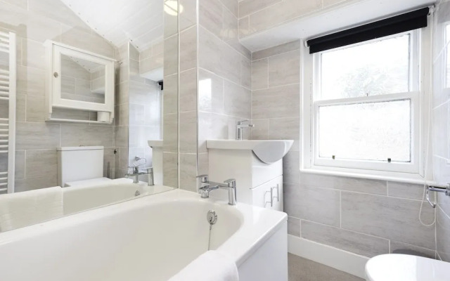 JOIVY Beautiful 2-Br Mews Home, Near Princes Street