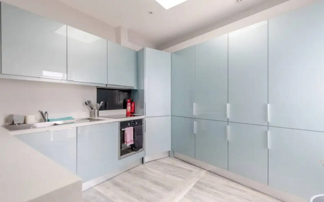Chic & Spacious 2BD Flat -2 Mins to Baron's Court