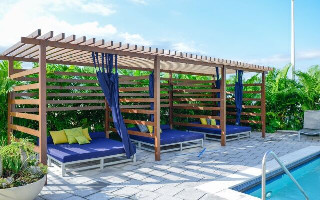 Lovely Condo|Pool & Parking at Midblock