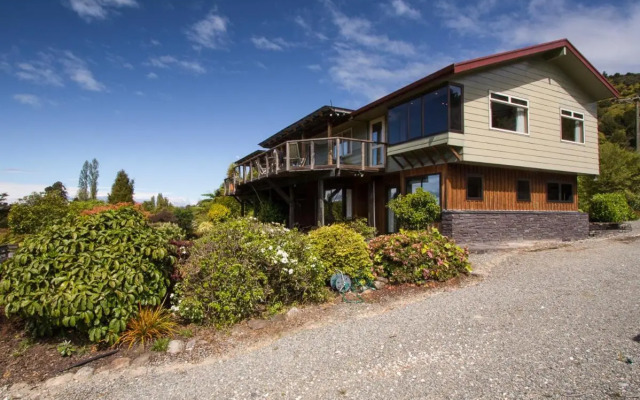 Tasman Hideaway - Marahau Holiday Home