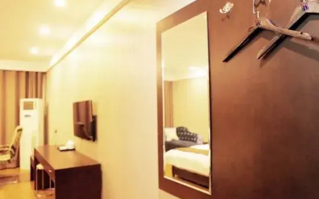 Huangmei Haotai Business Hotel