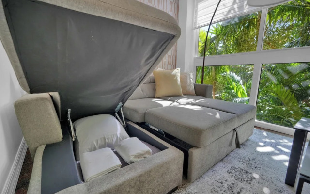 Treetop Retreat Cozy 2 Bedroom in Grove