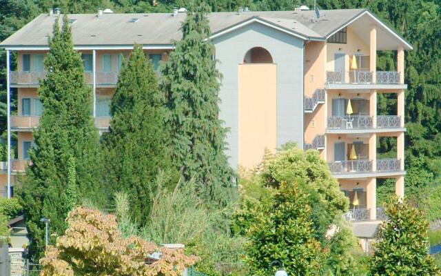 Apartment in a residence on Lake Maggiore, near the beach