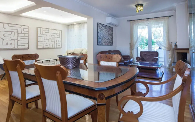 Luxe 3 Bd Penthouse 5 Min from Drosia