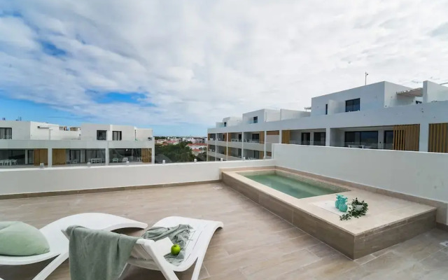 4 Bedroom Beach Penthouse w Private Rooftop