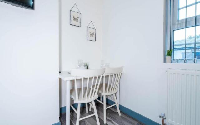 Stylish, spacious studio with Netflix