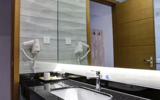 Laiyue Hotel (Zhengzhou Futadong Subway Station)