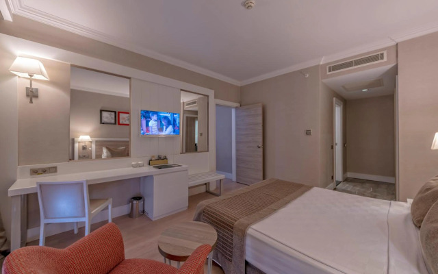 Port River Hotel & Spa