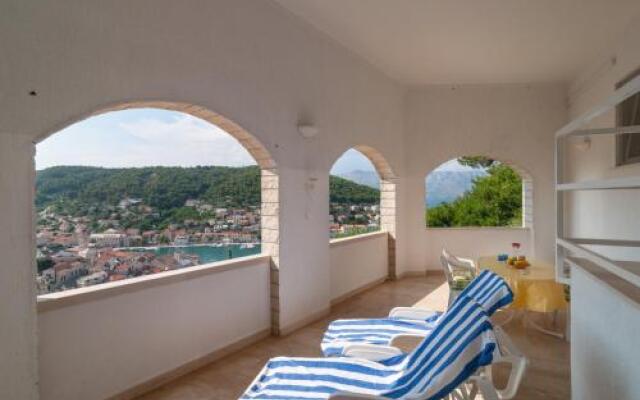 Apartment Pucisca with Sea View II