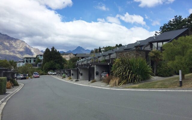 Spacious Townhouse Incredible Alpine Lake Views