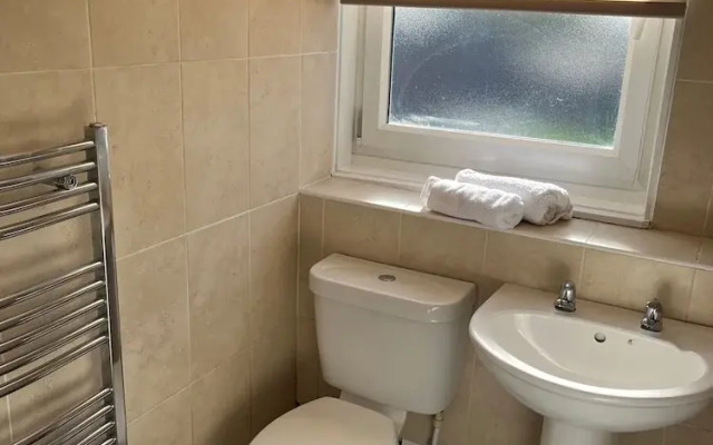 Sleeps6-wifi-parking-ideal for Tradesmen-garden