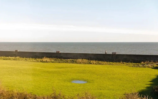 Beautifully Refurbished 4-bed Beachside Retreat