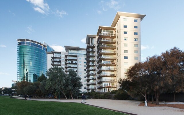 Heart of Theatre District - Pool & Gym