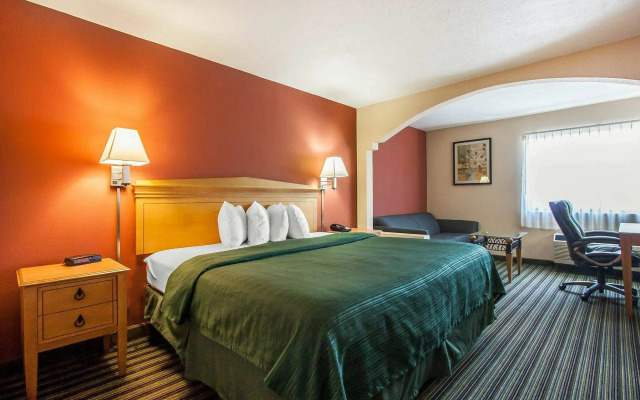 Econo Lodge Inn & Suites