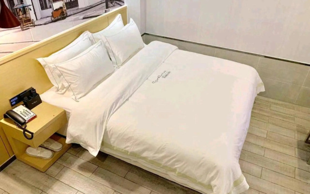 Qingmu Select Hotel (Shanghai Chenghuangmiao Laoximen Subway Station)