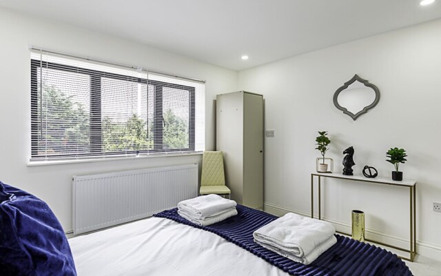 Spacious and Beautiful Apartment In Hanwell