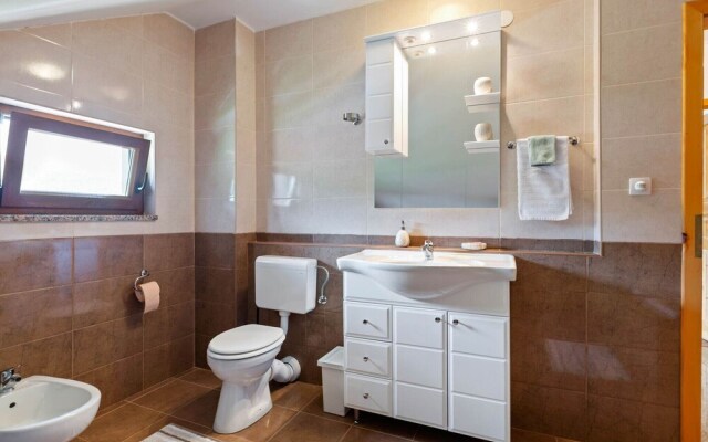 Cosy Apartment in Oto?ac With Balcony