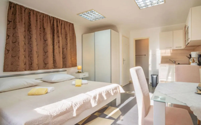 Apartment Šegulja St.Georges-de-Montclard 37370