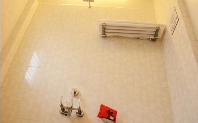 OYO 1216 Hotel New White House