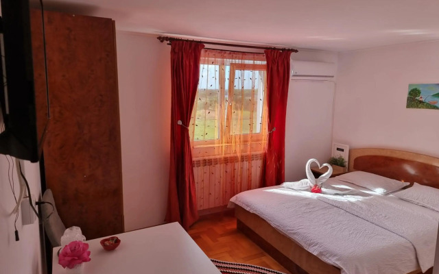 Casa cu Trandafiri Murighiol