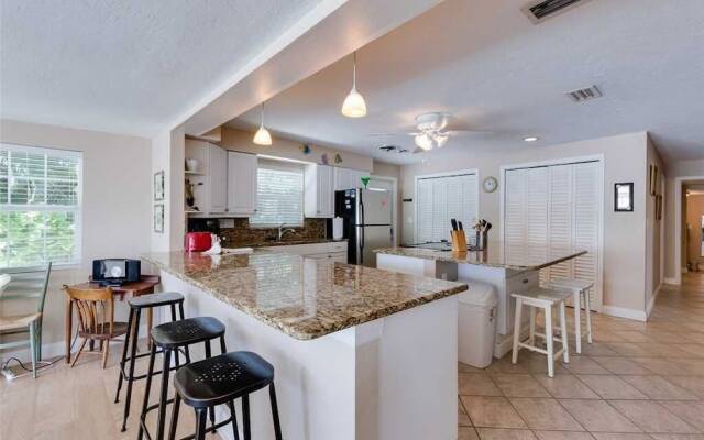Tropical Paradise - Three Bedroom Home