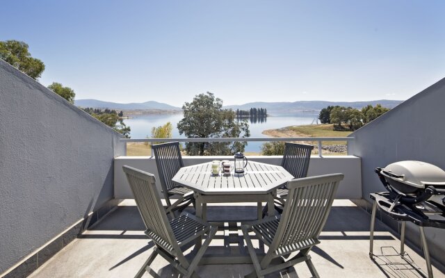 Horizons 420 Lake Jindabyne Waterfront