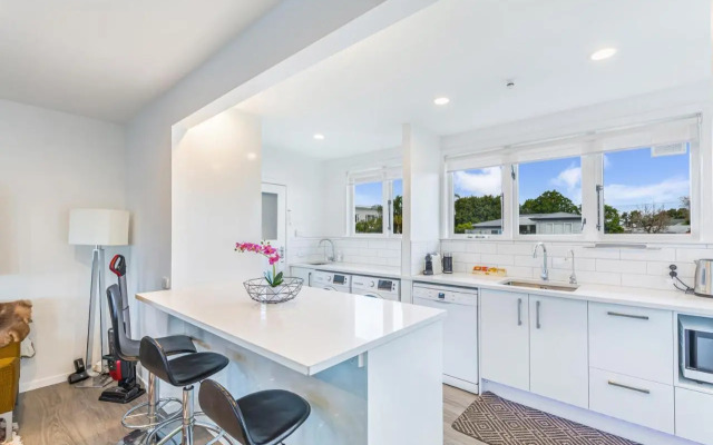 Freshly Renovated 3Br Ellerslie Home