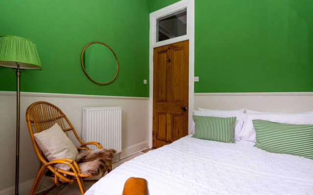 Eclectic 1 Bedroom Apartment in Edinburgh, New Town