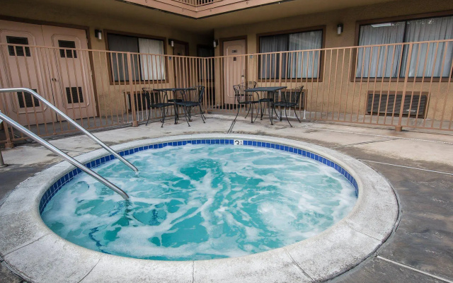 Palm Inn Hotel near Tyler Mall Riverside