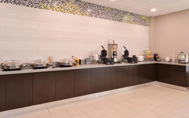 La Quinta Inn & Suites by Wyndham Indianapolis South