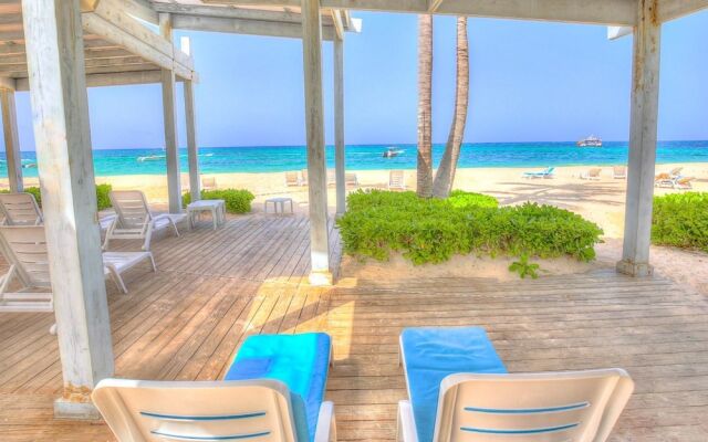 Unique Apartment With Pool View and few Steps Away From The Beach