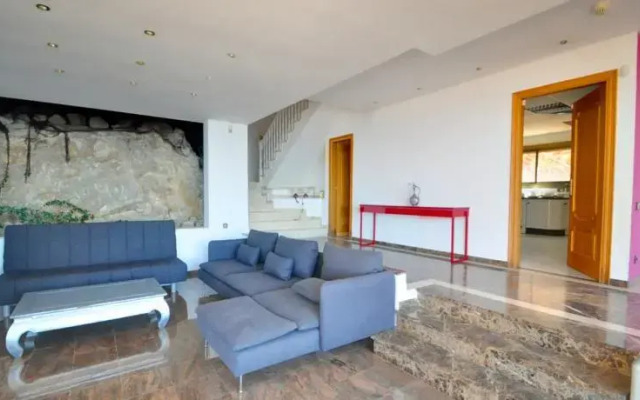 Villa Carrer Trinitat by HelloApartments