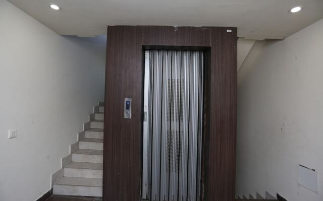OYO 27725 Hotel Crown Plaza