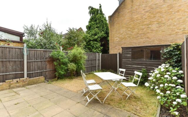 Modern 4 Bedroom Terraced House by the Thames!