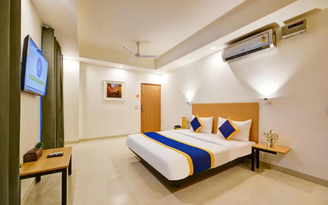 OYO Rooms 813 near Omaxe City Centre