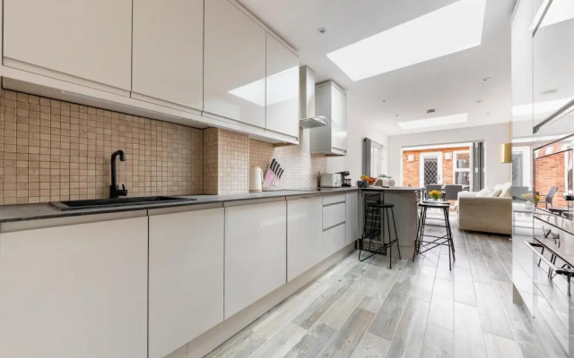 Stylish & Sleek 3BD Home Including Guest House in Southall
