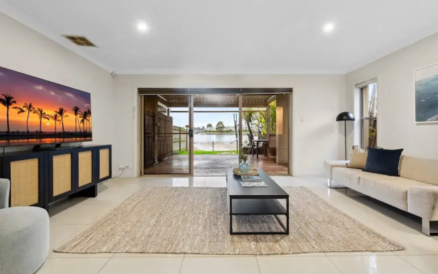 Modern 3-bed With Pool & Water Views by Beach