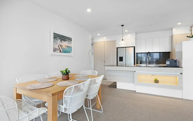 Luxe Beachfront 2-bed With Gym, Pool & Views