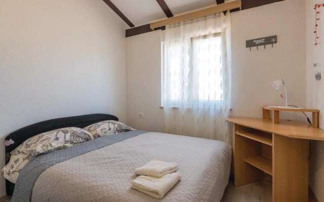 Stunning Home in Novigrad With Wifi and 4 Bedrooms