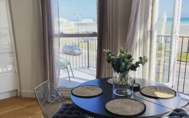 Seaview flat with balcony, spacious 2 bedroom