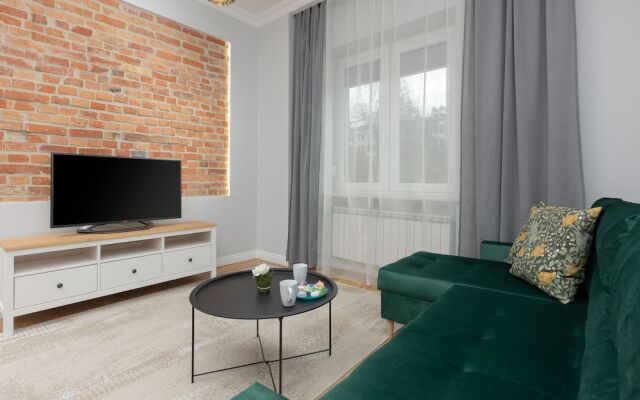 Warsaw 2 Bedrooms Apartment by Renters